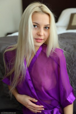 Leonie in Drohy Errotica Archives